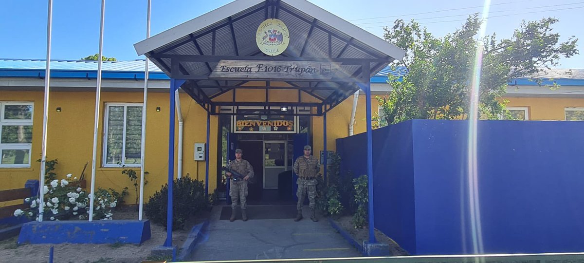 Ejercito_Chile's tweet image. 🇨🇱 Con compromiso y vocación de servicio, nuestro personal se encuentra desplegado a lo largo del país en los distintos locales de votación, con la misión de resguardar el orden y la seguridad durante el desarrollo de las #Elecciones2025.
💪 De esta manera, el #EjércitoDeChile…