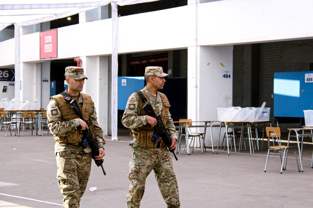 Ejercito_Chile's tweet image. 🇨🇱 Con compromiso y vocación de servicio, nuestro personal se encuentra desplegado a lo largo del país en los distintos locales de votación, con la misión de resguardar el orden y la seguridad durante el desarrollo de las #Elecciones2025.
💪 De esta manera, el #EjércitoDeChile…