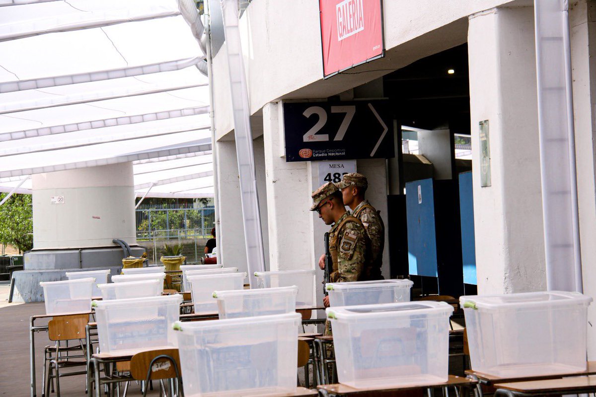 Ejercito_Chile's tweet image. 🇨🇱 Con compromiso y vocación de servicio, nuestro personal se encuentra desplegado a lo largo del país en los distintos locales de votación, con la misión de resguardar el orden y la seguridad durante el desarrollo de las #Elecciones2025.
💪 De esta manera, el #EjércitoDeChile…