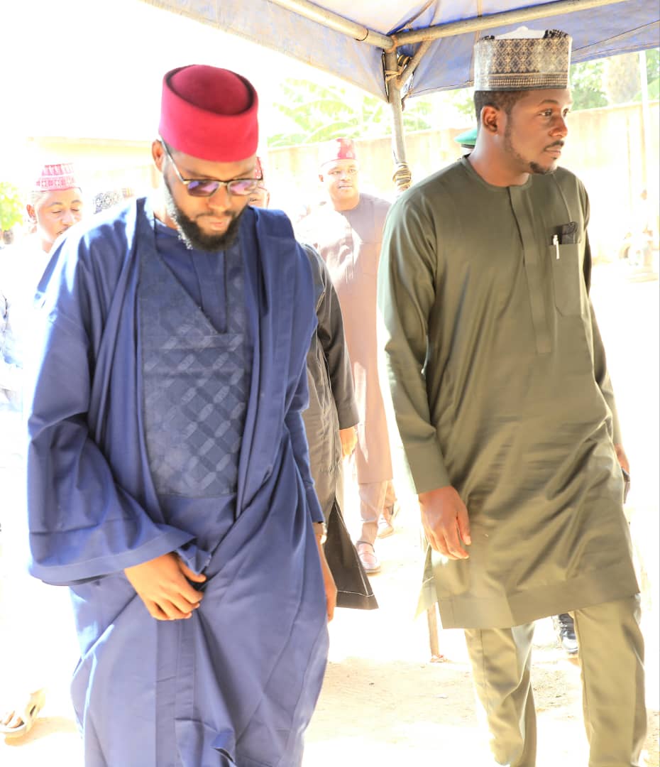 DahirMHashim's tweet image. I visited the Honourable Minister of Environment, Mallam Balarabe Abbas Lawal, in Zaria to offer my condolences over the passing of his beloved mother at the weekend.

I prayed that Allah forgives her shortcomings, grants her Jannatul Firdaus, and gives the Minister and his…