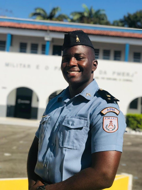 Esse é o policial que foi morto por um grupo de marginais no RJ hoje.
Não vi ninguém da esquerda lamentar a morte de "mais um jovem negro de periferia".