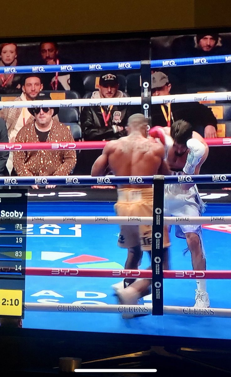 Love boxing <a href="/DAZNBoxing/">DAZN Boxing</a> but who’s the guy in the gold sequin jacket 🤷🏻‍♀️