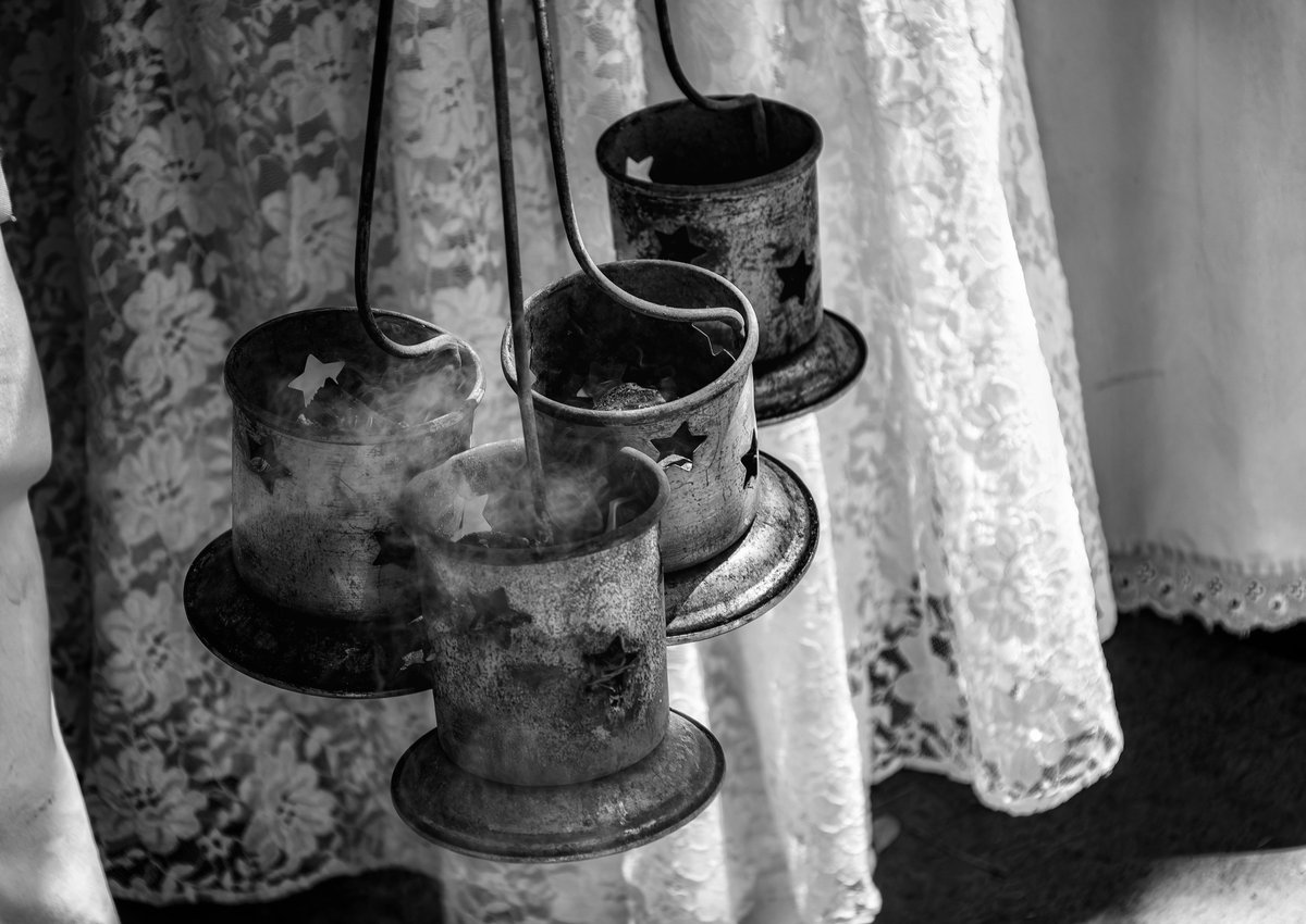 Cheira a incenso e alecrim, cheira arruda e guiné...