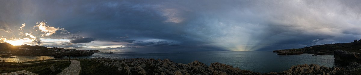 hoy hemos visto un fenómeno meteorológico espectacular. Son rayos anticrepusculares y salen en la dirección contraria al sol (pongo una panorámica). He flipado bastante.