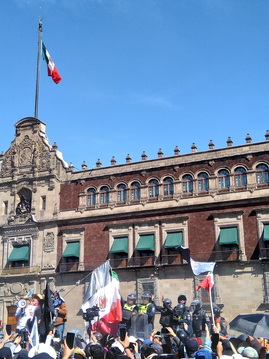 La muralla, como todo lo hecho por este gobierno de cuarta, se a caido.
¡¡¡Se a rendido la policía!!! 

👊🏼🇲🇽🏴‍☠️

#NarcoGobierno #NarcoEstado #15denoviembre #México