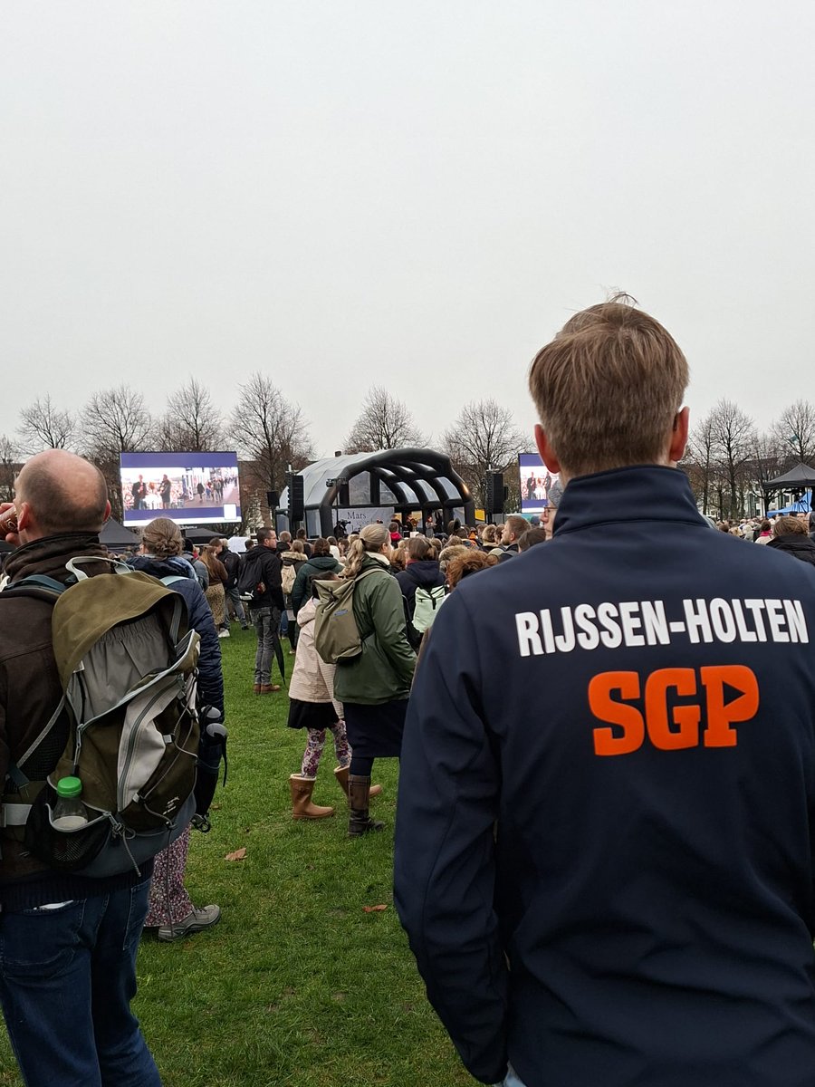SGPRH's tweet image. Fijn dat u er was! 
93 mensen gingen vandaag met 2 bussen richting Den Haag om mee te lopen tijdens de @SchreeuwomLeven Met 11.000 anderen kwam men op voor het kwetsbare, ongeboren leven. Laten we samen de allerbeste en liefdevolle hulp bieden aan alle onbedoeld zwangere vrouwen.