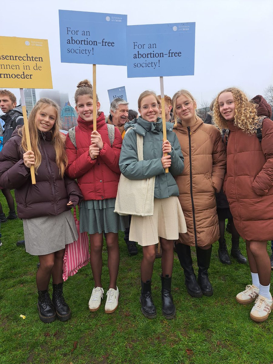 SGPRH's tweet image. Fijn dat u er was! 
93 mensen gingen vandaag met 2 bussen richting Den Haag om mee te lopen tijdens de @SchreeuwomLeven Met 11.000 anderen kwam men op voor het kwetsbare, ongeboren leven. Laten we samen de allerbeste en liefdevolle hulp bieden aan alle onbedoeld zwangere vrouwen.