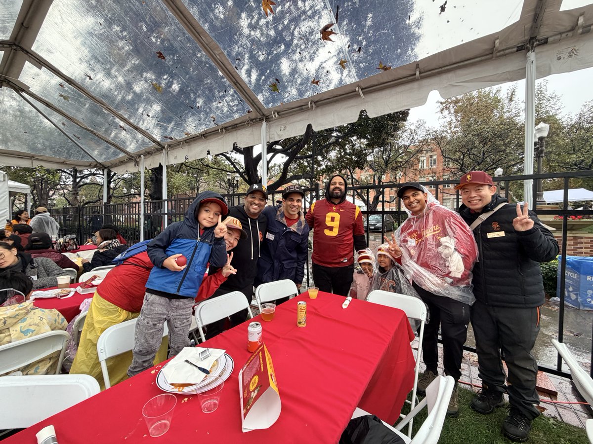 Nothing better than being on campus with the same friends you would’ve been with 20 yrs ago (⁦<a href="/vtellis/">Viren</a>⁩, ⁦<a href="/WhatParasEats/">Paras Bhakta</a>⁩)