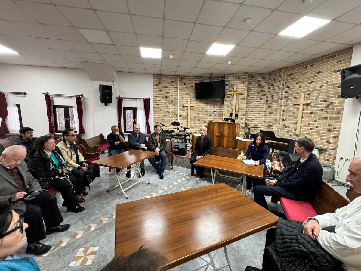 🇪🇺 Büyükelçilerin Diyarbakır ziyaretinin 3. ve son günü, kentin dikkat çekici kültürel ve dini çeşitliliğini ve UNESCO miras alanlarını bir kez daha ortaya koydu.

Anadolu’nun en önemli erken İslam yapılarından biri olan tarihi Ulu Cami bizi oldukça etkiledi.
🇪🇺🇹🇷