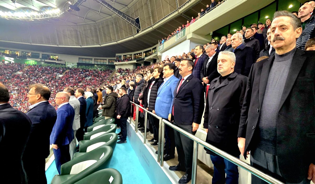 Bu akşam milli maçtaki bu resim;
Bursa Ak partideki çatışmayı gösterir gibi geldi bana.
Yoksa Faruk Çelik isminin öndeki resimde olmamasını açıklamak çok zor.
BURSASPOR YÖNETİMİ ve BTSO üzerinden geçtiğimiz günlerde çatışma ayyuka çıkmıştı.