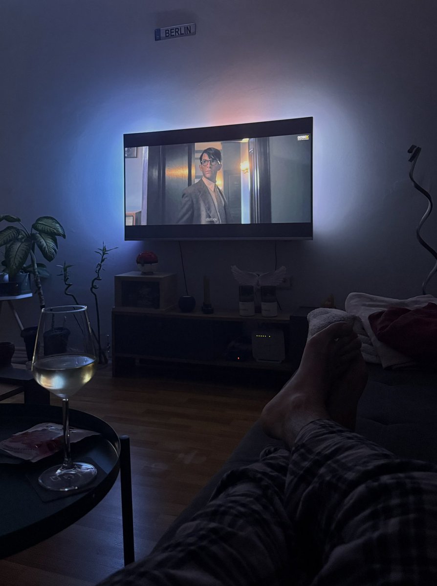 sofoleblanc's tweet image. Fellow Travellers izlemeye başladım. Hawk senin ağzına sıçayım ya. Her dizide bir korkak mutlaka oluyor ve aşkın içine ediyor… Ah Skippy💔