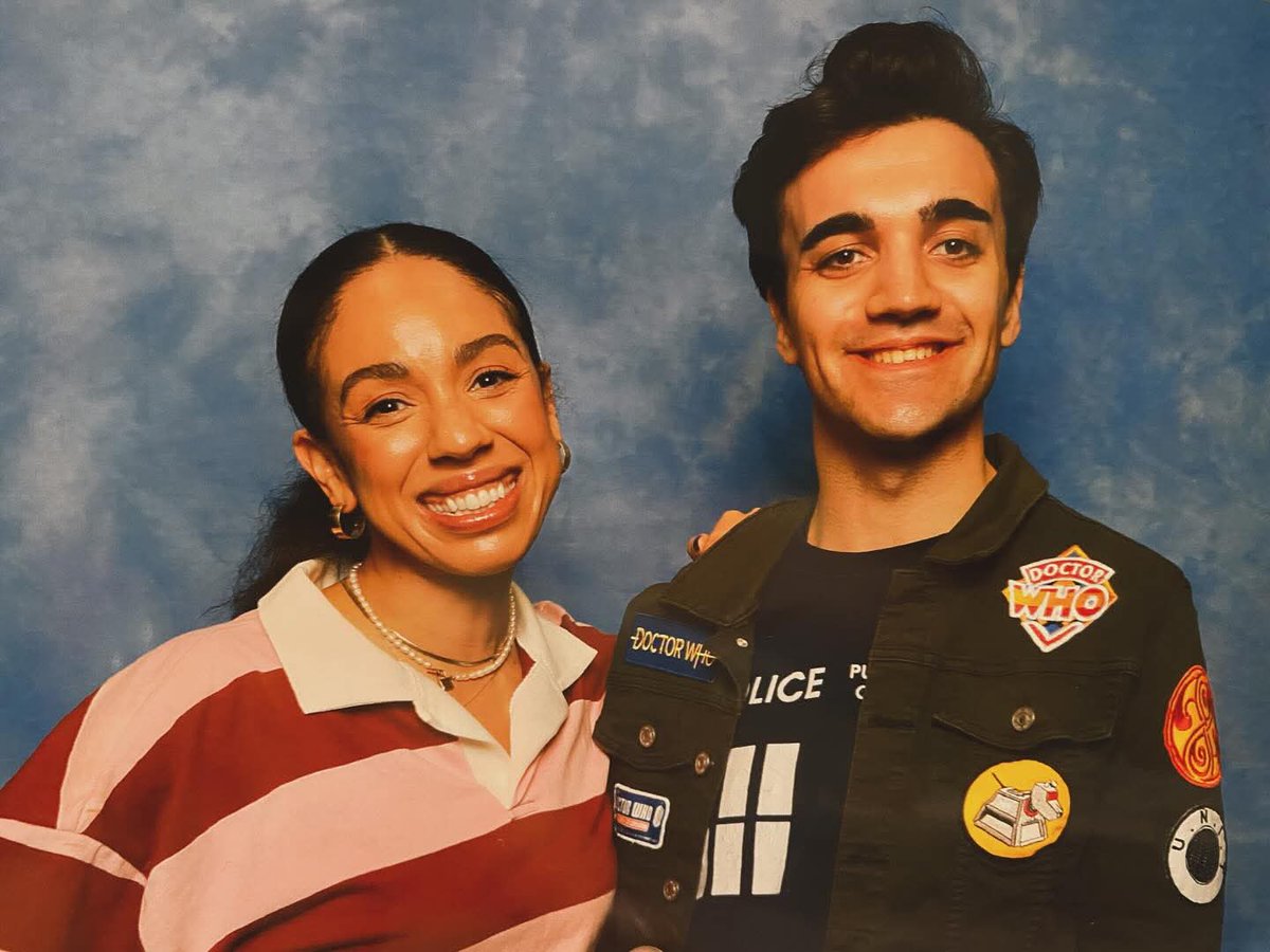 HJFilms_98's tweet photo. Project Who Next | Filming Day 19 - Companions of 12 ❤️✨✨❤️
Since day one of the project a key goal has been to meet Jenna Coleman ❤️ Today that happened ✨🫶
To Pearl Mackie, I love you so much ♥️✨️♥️
#ProjectWhoNext #DoctorWho #LCCWinter @Showmasters https://t.co/xSfYi45RBw