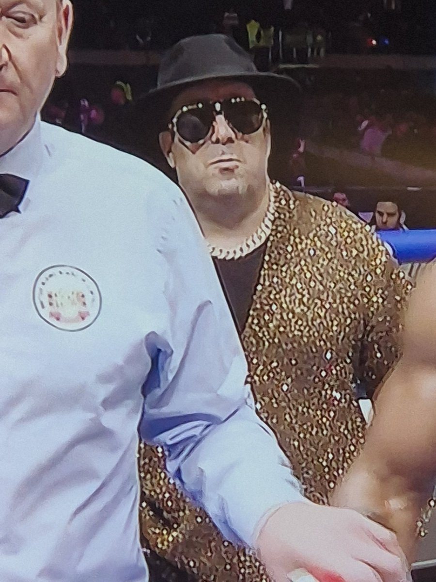 MrMaysa's tweet image. The chain, the cardigan, the hat...... who is this bloke 😂 #DAZN #EubankVsBenn