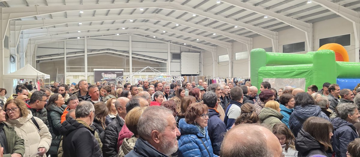 🛍️ La diputada Irene González ha asistido en representación de la #DiputaciónDeLeón a la XV Feria Multisectorial de Puente Almuhey, en la que ejerce de anfitrión el alcalde de Valderrueda y diputado Esteban González, junto a Javier Santiago, Emilio Orejas y Fernando Prieto.