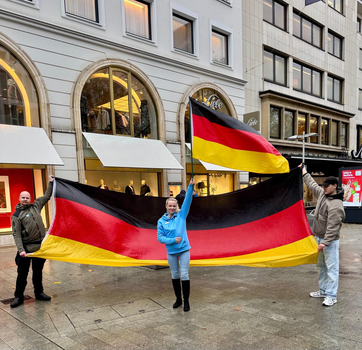 Wir waren heute wieder mit einem Infostand, trotz Regen, in der Innenstadt von #Hannover aktiv. 

Die Stimmung uns gegenüber wird immer besser, so dass man schon mal ein Freudentänzchen mit der Deutschland-Flagge machen konnte. 

#AfD #MutZurWahrheit