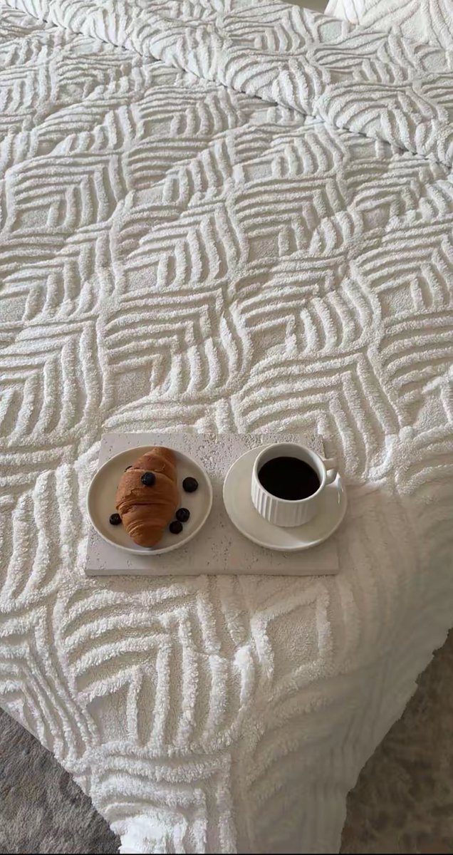 مقهوره ان فيه ناس للحين يشترون مفارش شتويه ب ٣٠٠ وفوق وهنا عندهم بـ ١٥٠ مع الحشوه وناااااعمه 🤍