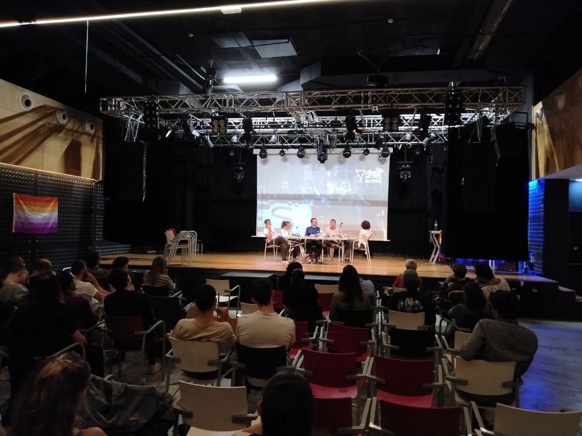 La @CridaLGBTI compleix 10 anys i es refunda com a Crida per l’Alliberament Sexual i de Gènere. Ho celebrem en una completa jornada amb espai per a la lluita, la reflexió, l’aprenentatge i la commemoració. Avui, ahir i demà, esperances i desig lliures en una terra lliure!