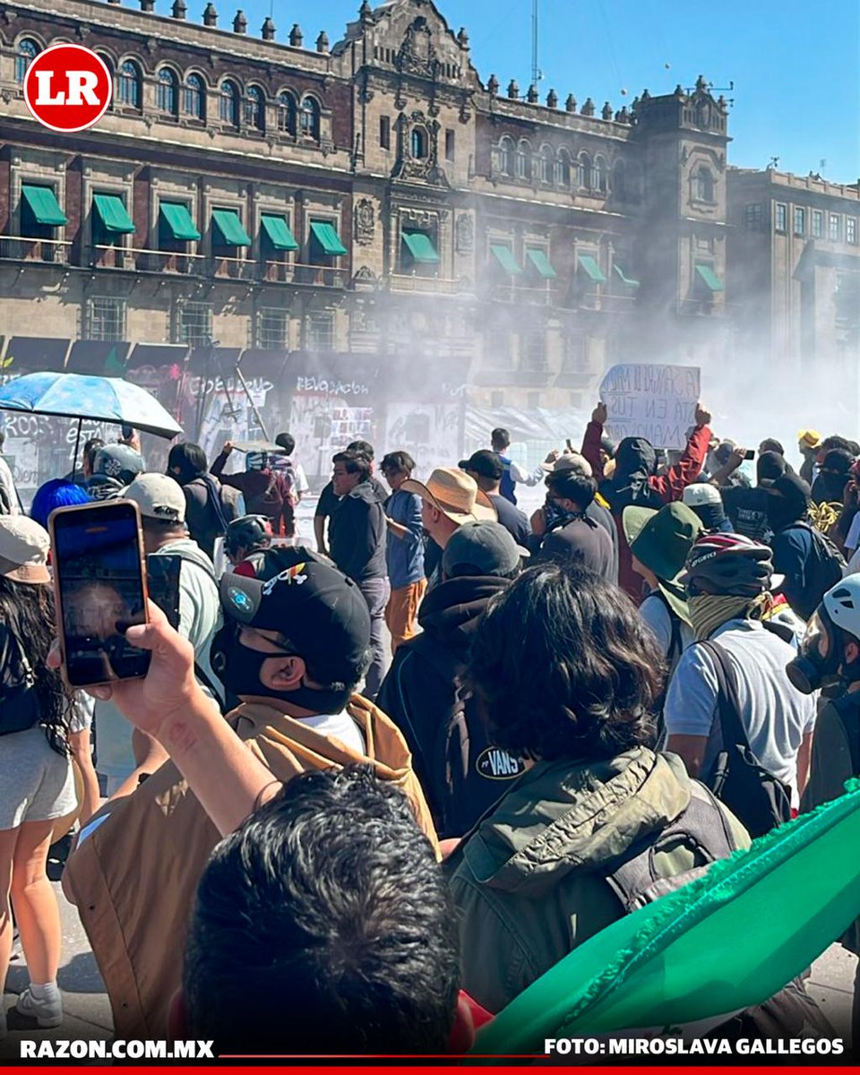 LaRazon_mx's tweet photo. ▶ #Vídeo | ¡Lo lograron! Quitan las vallas en el Zócalo de CDMX y gritan con orgullo: ¡México! 🇲🇽🔥 
📹:  Miroslava Gallegos  / @LaRazon_mx
#GeneraciónZ #MarchaCDMX #Zócalo https://t.co/qZaUVTLq9m