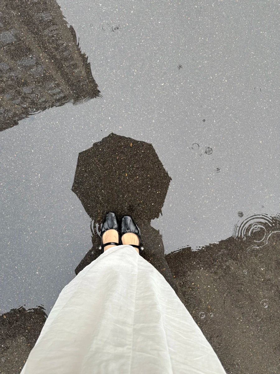 halisumar's tweet image. ☔💃 Dancing in the rain, letting go of all worries, and feeling every raindrop as a tiny blessing from the sky. Life feels magical when you embrace moments like these! 🌧️💖