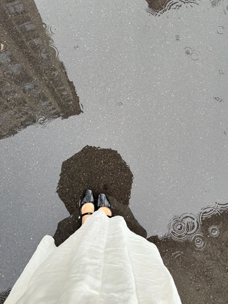 halisumar's tweet image. ☔💃 Dancing in the rain, letting go of all worries, and feeling every raindrop as a tiny blessing from the sky. Life feels magical when you embrace moments like these! 🌧️💖