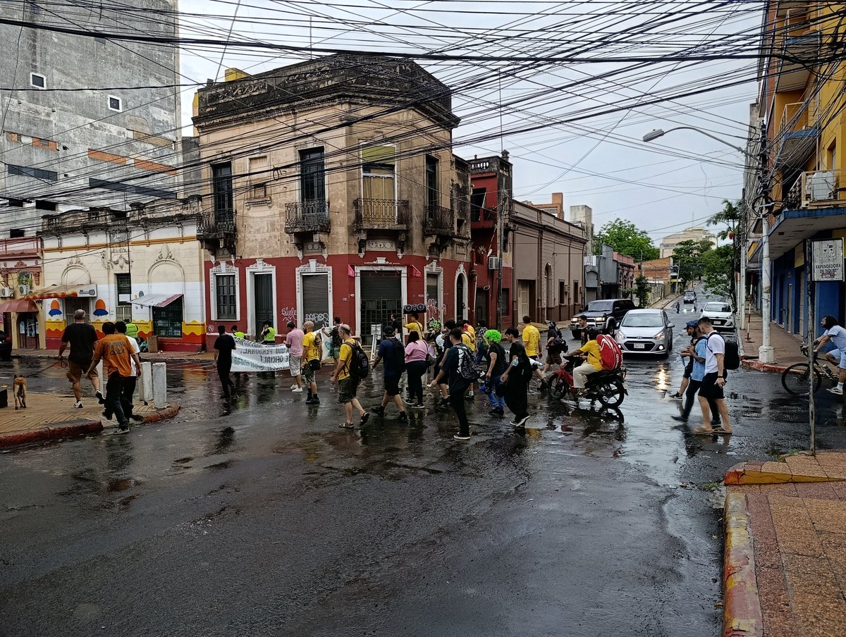 paraguayenjoyer's tweet image. "Manifestación" para el libre uso de marijuana en Asunción. Afortunadamente menos de 20 drogadictos participaron.
