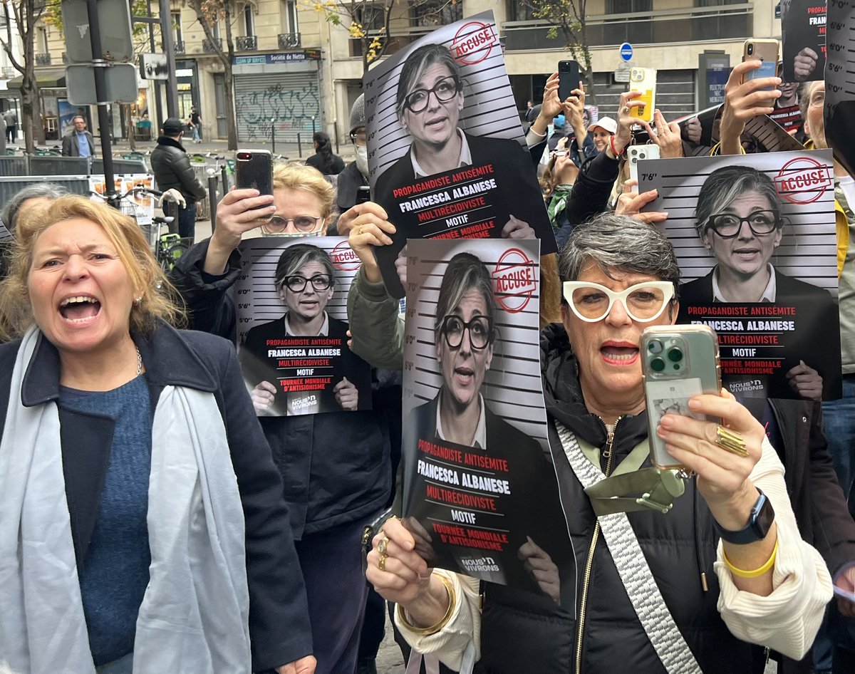CaronAymericoff's tweet photo. Ces visages sont les visages du soutien au génocide des Palestiniens. 

Ils ont cautionné la mort de 20 000 enfants et celle de 80 000 adultes. Mais aussi la famine, la destruction des écoles et des hôpitaux de toute une population.

Ces personnes qui hurlent leur haine des Palestiniens appartiennent au collectif pro-Netanyhaou @nous_vivrons qui instrumentalise l’antisémitisme qu’il fait mine de dénoncer pour couvrir les crimes de l’Etat voyou israélien.

Ces gens devraient être condamnés pour leur soutien aux crimes de guerre de l’armée israélienne et pour leur immonde racisme. J’espère que la justice passera un jour. Je ferai tout pour que cela arrive.
