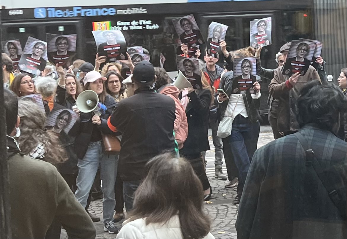 CaronAymericoff's tweet photo. Ces visages sont les visages du soutien au génocide des Palestiniens. 

Ils ont cautionné la mort de 20 000 enfants et celle de 80 000 adultes. Mais aussi la famine, la destruction des écoles et des hôpitaux de toute une population.

Ces personnes qui hurlent leur haine des Palestiniens appartiennent au collectif pro-Netanyhaou @nous_vivrons qui instrumentalise l’antisémitisme qu’il fait mine de dénoncer pour couvrir les crimes de l’Etat voyou israélien.

Ces gens devraient être condamnés pour leur soutien aux crimes de guerre de l’armée israélienne et pour leur immonde racisme. J’espère que la justice passera un jour. Je ferai tout pour que cela arrive.