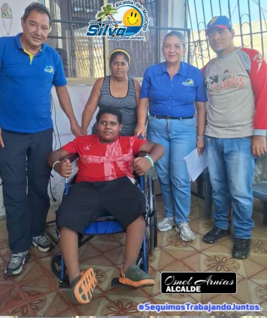 #AlcaldiaSilvaFalcón dando continuidad en acción conjunta #DesarrolloSocial #AtenciónComunal a la Jornada Médico Integral en la entrega de medicinas, implementos, se realizó la donación de una silla de ruedas al joven José Eizaga.
#SeguimosTrabajandoJuntos
#OsnelArniasALCALDE