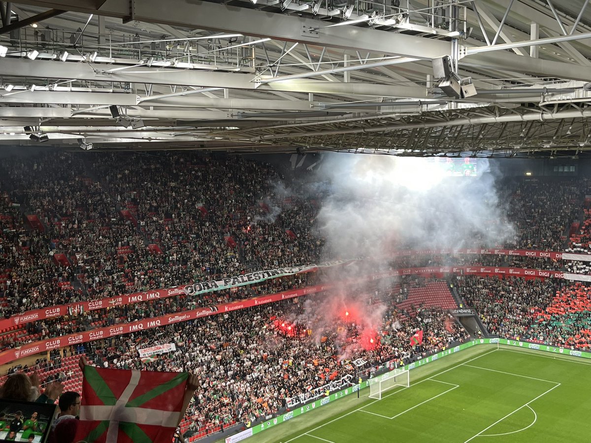 EmmanuelHoarau_'s tweet image. Les banderoles du soir :

- « Gora Palestinar erresistentzia » ; « Vive la résistance palestinienne ».

- « Freedom for the Basque Country » ; « Liberté pour le Pays basque ».

#euskalselekzioa #EuskadiPalestina