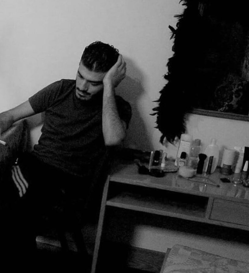 yan yana oturmuş öylece duruyoruz. sana söyleyecek hiçbir şeyim kalmamış ama kalkıp gidemiyorum da.