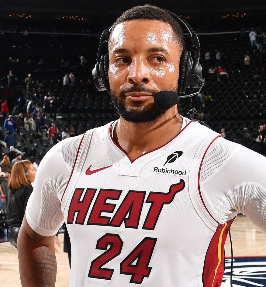 📊🔥• باول نورمان أصبح الآن صاحب الرقم القياسي لأكثر عدد من النقاط في أول 10 مباريات له مع ميامي هيت:

1. باول نورمان – 261 نقطة 🆕

2. ليبرون جيمس – 223 نقطة

3. أندرو ويغينز – 193 نقطة

#NBA2K26  #NBA