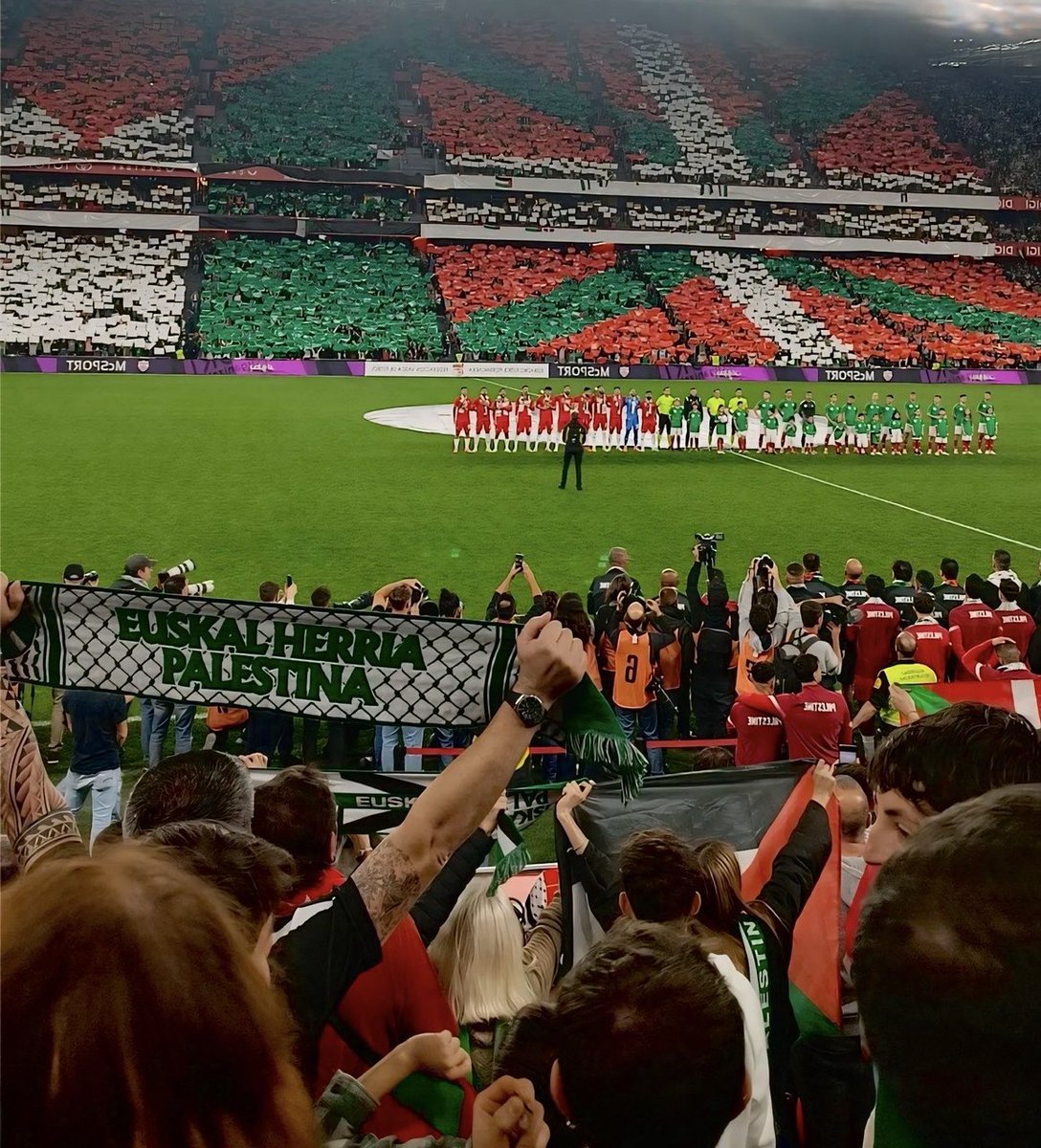 Permítanme este desahogo, pero necesito compartir lo orgulloso que me siento hoy de mi paisito. En este momento están jugando un partido de hermanamiento las selecciones vasca y palestina. No me gusta el fútbol, pero amo la solidaridad. 

#FreePalestine  
#EuskalHerria