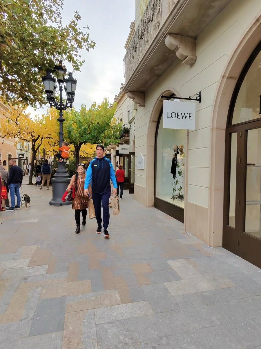 selfhosted_ai's tweet image. it was busy week! now weekend! 
shopping time with family in Barcelona 🛍️ 
what is your favorite shopping place?