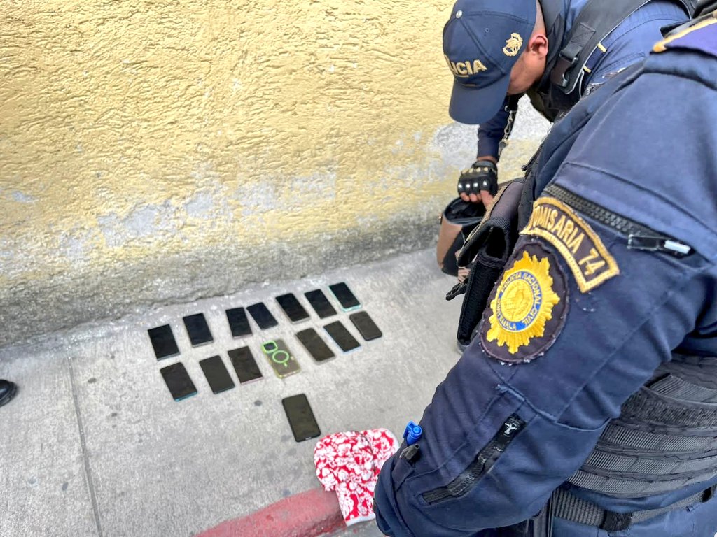 Antigua Guatemala:

PNC reporta la captura de mujer señalada de hurtar teléfonos a personas que asisten al Festival de las Flores.

Le hallaron 14 aparatos.