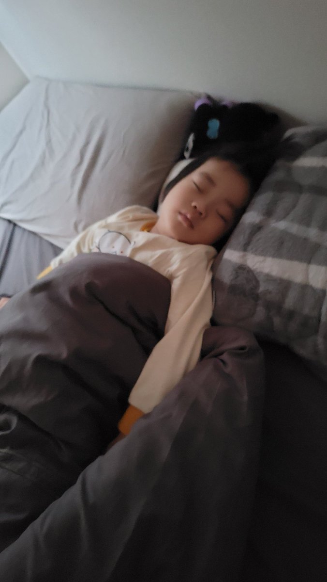 おはようございます。
ねむい(*ｐω-)｡O゜
今日は娘が仕事で孫のゆいちゃんを娘宅で子守りするので4時起きで自転車かっ飛ばして来ました。外は9℃…寒かった。
ゆいちゃんはまだ夢の中😪
今日は何して遊ぼうか？

笑顔の1日を🍀 Happy day💗