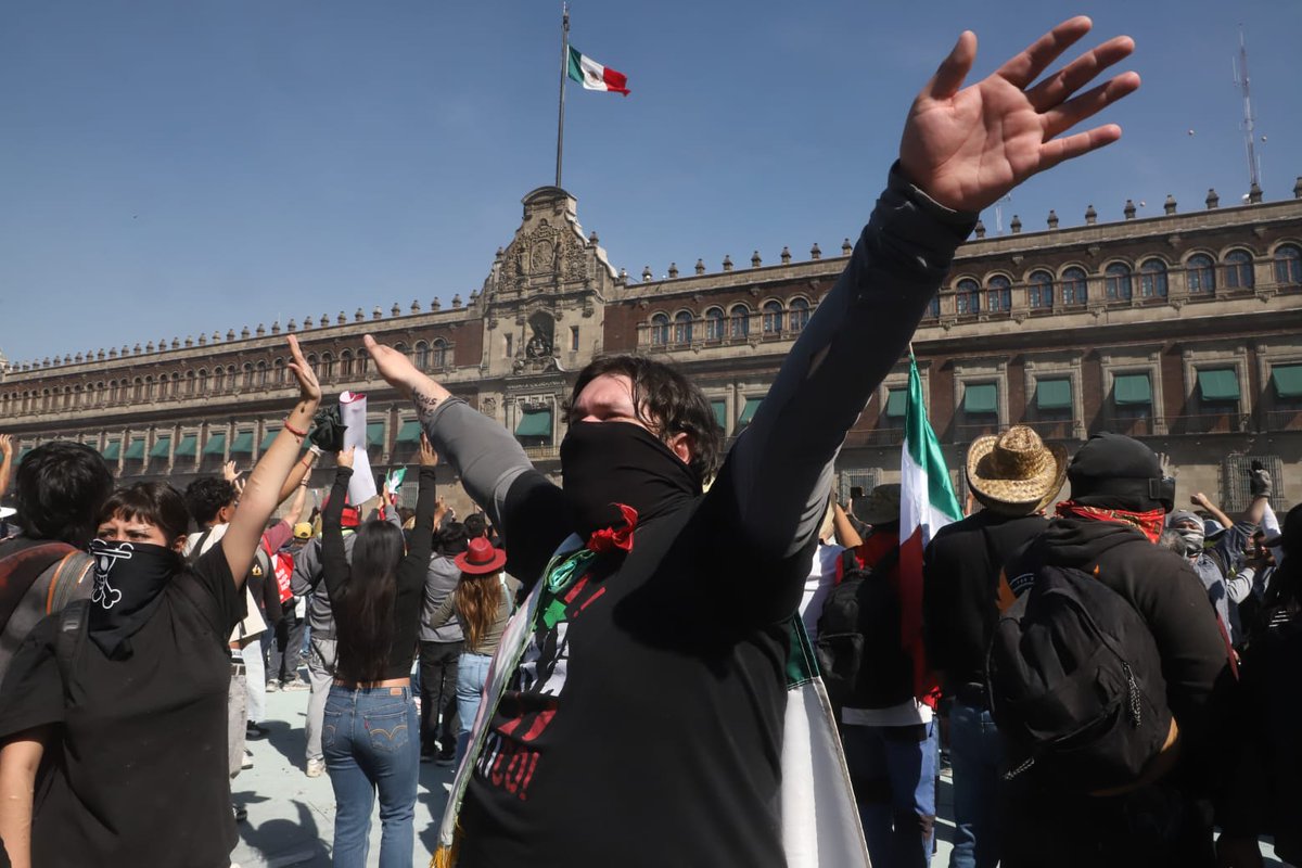 telediario's tweet image. Continúan los enfrentamientos entre los elementos de la policía y los ciudadanos que se encuentran protestando en la marcha de la Generación Z en el Zócalo de CdMx

Fotos: Jesús Quintanar

Toda la información de la marcha, aquí: bit.ly/4808EXt