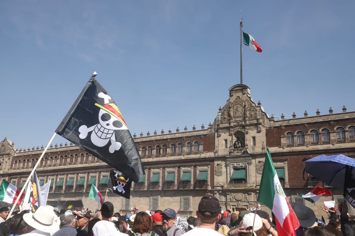 telediario's tweet image. Continúan los enfrentamientos entre los elementos de la policía y los ciudadanos que se encuentran protestando en la marcha de la Generación Z en el Zócalo de CdMx

Fotos: Jesús Quintanar

Toda la información de la marcha, aquí: bit.ly/4808EXt