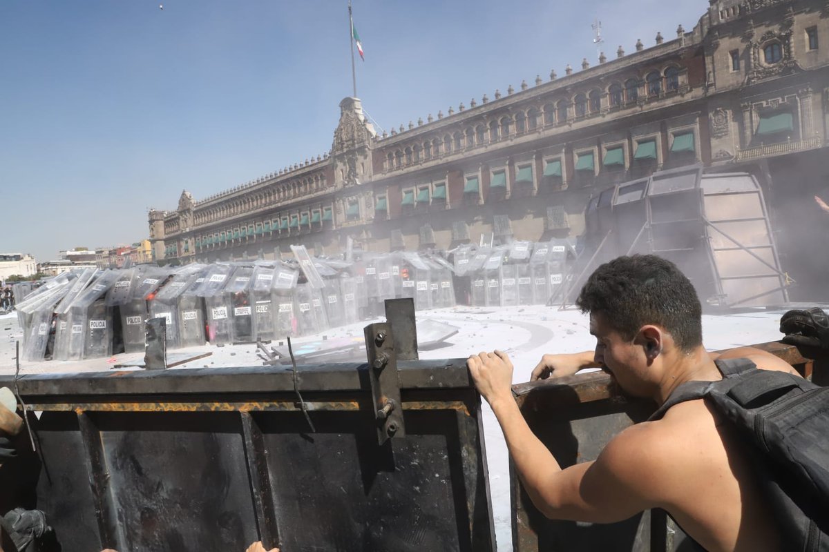 telediario's tweet image. Continúan los enfrentamientos entre los elementos de la policía y los ciudadanos que se encuentran protestando en la marcha de la Generación Z en el Zócalo de CdMx

Fotos: Jesús Quintanar

Toda la información de la marcha, aquí: bit.ly/4808EXt