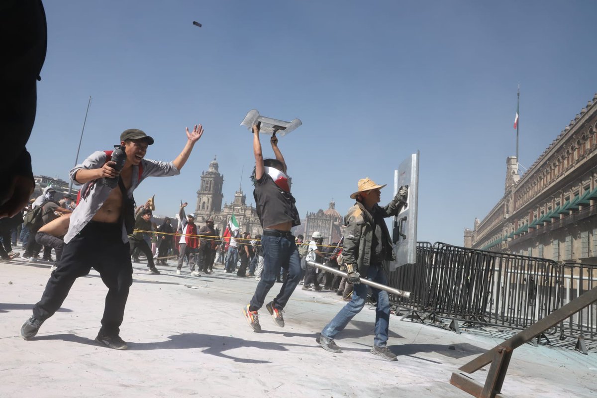 telediario's tweet image. Continúan los enfrentamientos entre los elementos de la policía y los ciudadanos que se encuentran protestando en la marcha de la Generación Z en el Zócalo de CdMx

Fotos: Jesús Quintanar

Toda la información de la marcha, aquí: bit.ly/4808EXt