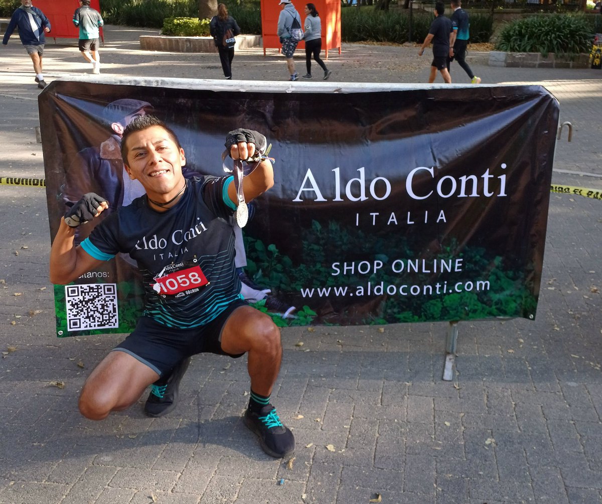 juliobikerun555's tweet photo. Kilómetros con estilo #Runners a lo #AldoConti 🕴👔 elegancia y porte transformados en #10K 🥵🤣 🙊 #CorreConEstilo 🕴🏃 #CarreraAldoConti 🕴👔🏃💨 #GoAndRun . @MeEncantaCorrer @CanalRunning #YoElegiCorrer @ManicomioRunner @CorroAMiPaso @Comunirunners @SumandoKMx @logrartusmetas https://t.co/1WErBarwji