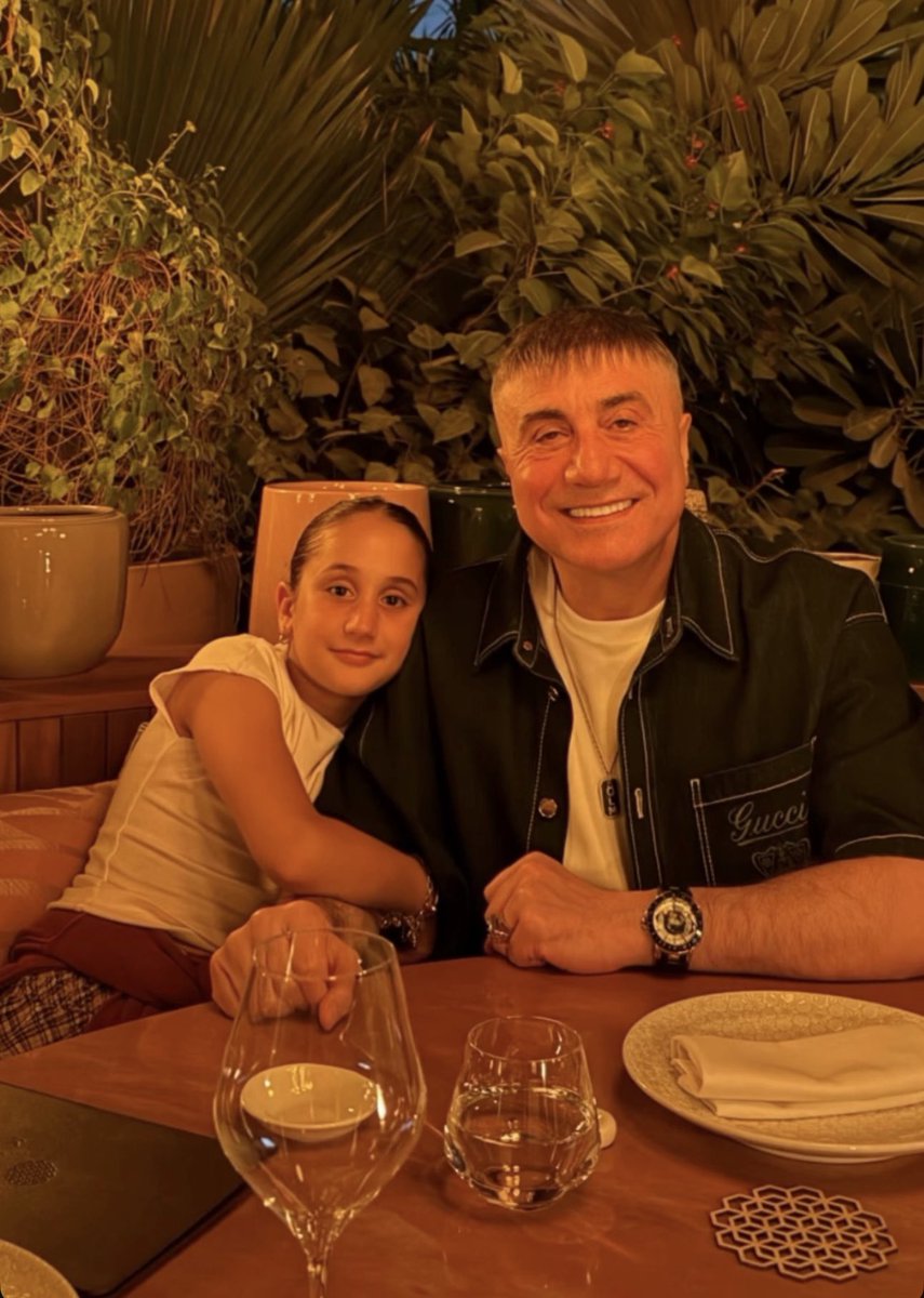 “Bana kızlarımın kahramanı olma şerefi yeter, fazlasında gözüm yok.”    

REİS SEDAT PEKER