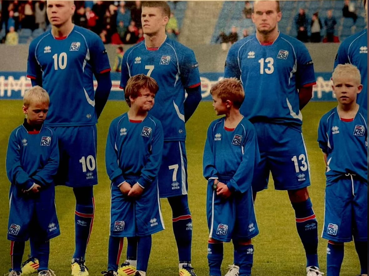 Hinn eini sanni Eggert Magnússon birtir þessa mynd á gamla góða Facebook. 

Þetta er frábær mynd af þeim Eggert Aroni og Jóa Berg, í henni kristallast hringrás fótboltans þar sem þeir eru núna samherjar í landsliðinu.

Fyrir þá sem ekki vita er Eggert Aron barnabarn Eggerts Magg.