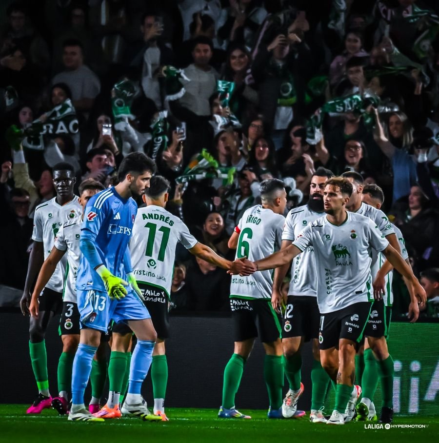 - Defendiendo hacia adelante con brillantez y mucho poderío.

- Imponiéndose en las disputas por todo el campo y recuperando alto.

- Jugando bien al fútbol, tanto en corto como en largo y el balón parado.

- Pegada para un 2-0 con autoridad.

¡Muy buen primer tiempo del Racing!