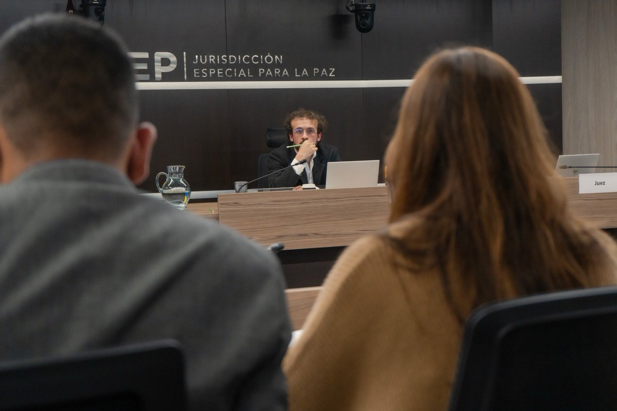 JEP_Colombia's tweet photo. A lo largo de este sábado, los equipos clasificados a la fase oral del #ConcursoUniversitarioJEP han hecho sus ponencias en las salas de audiencias de la Jurisdicción, durante la segunda jornada de la etapa final de la competencia que se realiza este fin de semana en Bogotá. https://t.co/2feB1cVFmA