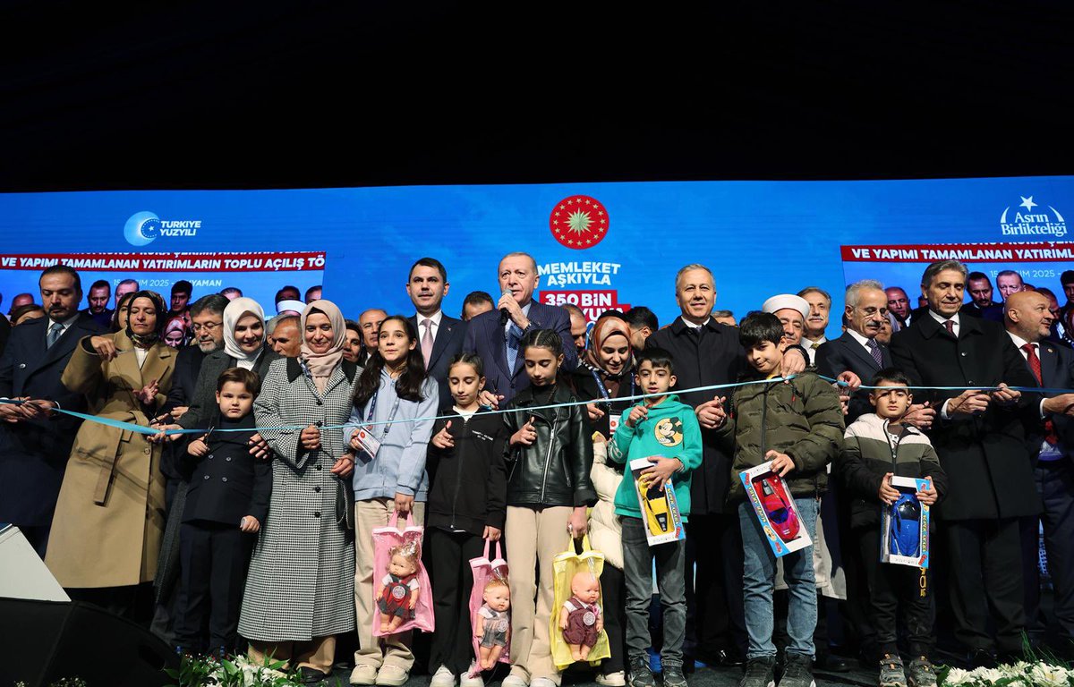 CYAZMAC's tweet photo. 📍Bereketli topraklarıyla medeniyetler beşiği Adıyaman

Cumhurbaşkanımız Sayın @RTErdogan’ın teşrifleriyle deprem bölgesinde 350 bininci konutumuzu vatandaşlarımıza teslim etmenin tarifsiz gururunu yaşadık. 

Bugün deprem bölgesindeki 
💢 11 ilimizde,
💢 174 ayrı alanda, 
💢 3 bin 481 şantiyede,
💢 200 bin mimar, mühendis ve işçi kardeşimiz 
✅7 gün 24 saat esasıyla çalışıyor. 

Dakikada 3️⃣, saatte 2️⃣3️⃣, günde 5️⃣5️⃣0️⃣ yeni konut yapıyoruz. 

#MemleketAşkıyla çalışmaya, üretmeye ve bu toprakları hep birlikte yeniden ayağa kaldırmaya devam edeceğiz.

@Akparti @murat_kurum @AliYerlikaya @abuyukgumus @acarfaruka @csbgovtr