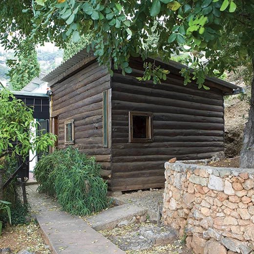 有趣的故事:勒·柯布西耶设计的 Tabouret Cabanon 凳子/边桌最初的灵感来源于一个被冲到法国里维埃拉海岸的苏格兰威士忌酒箱,这个酒箱靠近他在罗克布吕讷-卡普马丹的木制“船屋”度假别墅 Cabanon。
但它其实只是个板条箱椅