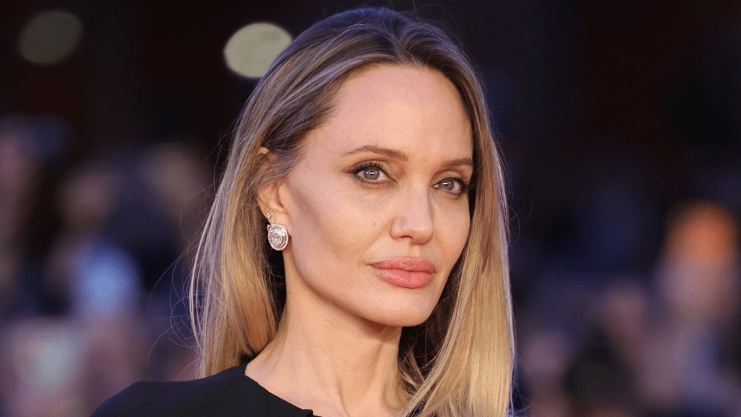 Когда-то её называли самой красивой женщиной мира и секс-символом. Я так никогда не считал. Но её искренняя доброта и желание безвозмездно помогать людям, которые находятся под постоянными обстрелами, изменили мои прежние суждения об Анджелине Джоли