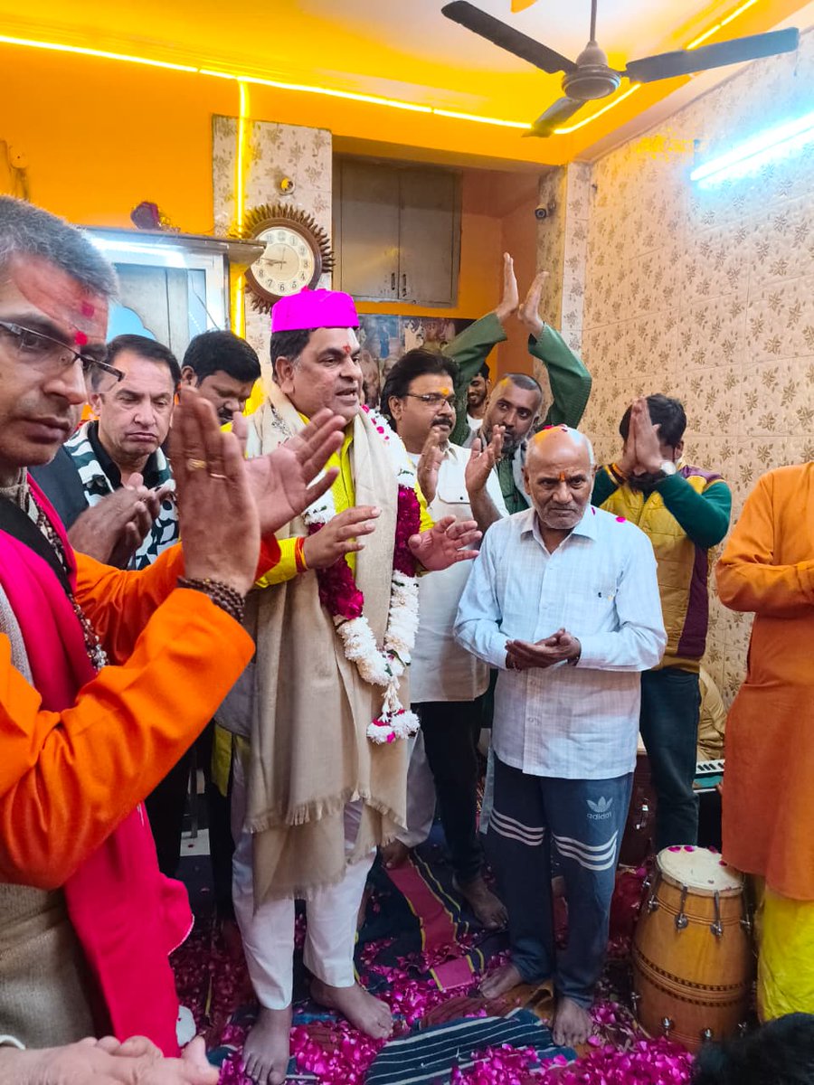 vinaydubeyinc's tweet photo. आज शाम विनोद नगर A-ब्लॉक हनुमान मंदिर में पूजा-अर्चना व आरती में सहभागी हुआ। भक्तों से मिलकर मिले आशीर्वाद ने नई ऊर्जा दी।
#MCDbyElections2025 #HaathBadlegaHalaat #VinodNagar #Congress #PublicConnect #GroundVisit
@Ch_AnilKumarINC https://t.co/R5ot5S9fbq