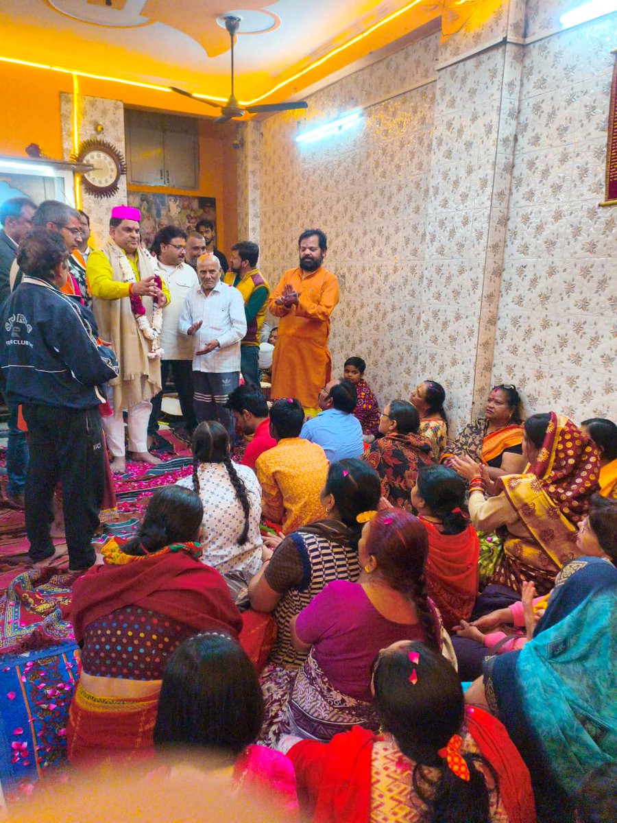 vinaydubeyinc's tweet photo. आज शाम विनोद नगर A-ब्लॉक हनुमान मंदिर में पूजा-अर्चना व आरती में सहभागी हुआ। भक्तों से मिलकर मिले आशीर्वाद ने नई ऊर्जा दी।
#MCDbyElections2025 #HaathBadlegaHalaat #VinodNagar #Congress #PublicConnect #GroundVisit
@Ch_AnilKumarINC https://t.co/R5ot5S9fbq
