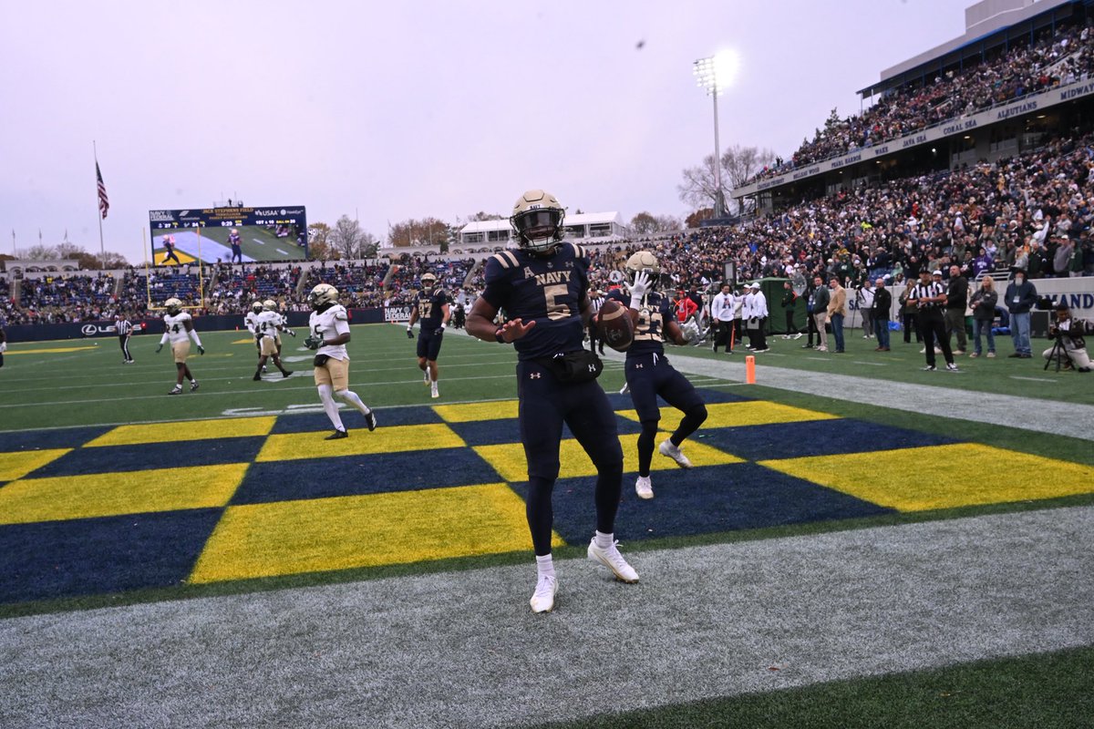 NavyAthletics's tweet photo. (Horns) Down goes #25 South Florida 🤘⬇️

#GoNavy | @NavyFB https://t.co/mWOevXGVtQ